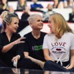 Xuxa Instagram - Nossa amizade transcendeu as telas da televisão e se transformou em uma conexão verdadeira e duradoura. O carinho e cumplicidade que compartilhamos forma uma aliança única. Onde queriam que houvesse rivalidade, na verdade, fortaleceu uma linda amizade. Uma noite que ficará para sempre marcada em nossa história. Ontem, no Criança Esperança foi muito especial, nos unimos para uma causa nobre: ajudar as crianças em situação de vulnerabilidade. O palco do Criança Esperança brilhou ainda mais com a presença de tantos amigos, colegas de profissão e nossos amados/maravilhosos fãs. Juntos, podemos fazer grandes coisas e espalhar amor e compaixão pra todos vocês que tanto nos apoiam. Obrigada à todos os envolvidos por tornarem essa noite tão especial! 🤍✨ #CriançaEsperança 📸: Chico Couto e Fábio Cordeiro
