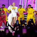 Xuxa Instagram - Que noite inesquecível!!! 😍❤️ @angelicaksy @eliana @tvglobo @crianca.esperanca Fotos: @bladmeneghel Figurino: @michellyx Make: @edduhmakeup Jóias: @olivia_designn Equipe X