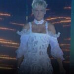 Xuxa Instagram - Quantos momentos inesquecíveis ❤ Qual dessas participações mais te marcou? Lembrando que amanhã nossa loira vai estar no palco do #CriançaEsperança 2023 ❌💋 Equipe X @tvglobo @crianca.esperanca