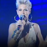 Xuxa Instagram - Quantos momentos inesquecíveis ❤ Qual dessas participações mais te marcou? Lembrando que amanhã nossa loira vai estar no palco do #CriançaEsperança 2023 ❌💋 Equipe X @tvglobo @crianca.esperanca