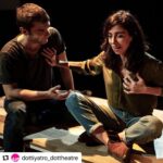 Yağız Can Konyalı Instagram - •••Tiyatrodayken hepimizin nabzı aynı anda yükselir ve alçalır. Duygulandığımızda, güldüğümüzde, ağladığımızda ya da içimizde daha ufak şeyler hissederken... ve bazen o tiyatroda hepimiz aynı odada olduğumuz için kalp atışlarımızın ritmi senkronize hale gelir.••• . SESİN RESMİ Kanyon’da SON 4 OYUN ! 30 ve 31 Ocak #Dolu 1 Şubat Cumartesi 21.00 #ÇokAzBiletKaldı 1 Şubat Cumartesi 17.00 #HalaYerVar Online Bilet Satışı için 👉🏻 go-dot.org 👉🏻 tiyatrolar.com.tr ☎️ 0212 2514545