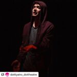 Yağız Can Konyalı Instagram - “Üstüne şöyle yazıyorum, “Bir çocuk...”diyorum. “Bir tepenin üzerinde oturmuş şehri seyrediyor ve etrafa bakıp, bir şeyler çiziyor.” . SESİN RESMİ Bu akşam saat 21.00’de . 📣 Bu akşam oyun sonrasında, oyuncular ve yönetmenle OYUN SONRASI SOHBET’i yapılacaktır. . Online bilet satışı için 👉🏻go-dot.org 👉🏻tiyatrolar.com.tr ☎️0212 2514545 . #KieranHurley @mertoner @mehmetcan_mincinozlu @esrabezen @yagizcankonyali . #Mouthpiece #SesinResmi #DotKanyonda