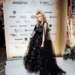Yana Rudkovskaya Instagram - Меня дети наших академий @angelsofplushenko называют -Феей -крестной , потому что я на самом деле помогаю огромному количеству наших детей. Когда дресс - код мероприятия - сказочный , то хороший повод быть на благотворительном вечере у фонда «Друзья» в таком образе от @masterpeace.masterpeace 🧚‍♀️🌲