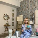 Yana Rudkovskaya Instagram - Почему я стала сотрудничать с брендом российской косметики Le Mousse? Ответ кроется в самом вопросе! Для меня очень ценно, что с уходом иностранных брендов на нашем рынке косметики появились такие продукты, которые по составу превосходят любой другой люкс! А мне уж точно есть с чем сравнить, я очень избирательна и придирчива к качеству! Но это все слова, важнее факты! Le Mousse – это первый люксовый бренд косметики с собственным производством в России и единственный в мире, кто внедрил в косметику ксенон! Продукты @le__mousse были созданы совместно с лучшими химиками-технологами и учеными страны, чтобы каждая российская женщина могла позволить лучшее качество для своей кожи 🤍🦋 Реклама. ИП Нечаева О.А. ИНН 344115294608 erid: 2RanykaZdo N