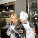 Yana Rudkovskaya Instagram - Наши семейные выходные не проходят без совместного досуга на кухне, где Арсений @plushenkoarseny – главный шеф-повар. Наполнить дом теплотой и ароматом свежего хлеба нам помогает техника BORK. Хлеб мы всегда выпекаем сами, а с миксером @bork_com результат получается превосходным. Процесс полностью автоматизированный: нужно просто засыпать ингредиенты в чашу и выбрать режим, а дальше начинается магия. Немного времени – и хлеб ручной работы уже готов. Настоящая пекарня в Вашем доме! 💛