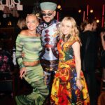 Yana Rudkovskaya Instagram - Пятница , она - такая ! Сначала получила премию @hello__ru в области бьюти ! Мой вояж с @rivegaucheru по 20 городам России не прошел бесследно и принёс свои плоды ! А потом был прекрасный вечер на дне рождении у Иры @zarkovaira.wrf ( кто знает , то поймёт ) , в их новом ресторане @ikura.msk . Вечер закончился красиво , ресторан нереально вкусный , еще одно место в моем листе ресторанов Москвы , кстати он с огромными панорамными окнами с видом на Рождественский бульвар, красота да и только ) ❤️ wearing @chanelofficial & @schiaparelli ✔️