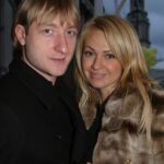 Yana Rudkovskaya Instagram - В этот день - 13 января мы встретились на Трафальгарской площади в рамках фестиваля «Русская Зима» в 2007 году в Лондоне , где Дима @bilanofficial выступал и был хедлайнером этого фестиваля , а Женя представлял стенд «Заявка Сочи 2014 г на проведение Олимпийских игр»! ! Еще никто не верил тогда , что в Сочи пройдут Олимпийские игры , а сейчас уже прошло 10 лет как эти игры прошли , и вот сейчас даже сложно поверить , что мы 1️⃣7️⃣ лет вместе - душа в душу и в горе и в радости вместе ! Сегодня и завтра у нас наши ледовые шоу в Баку ! Мы впервые с Женей в этом городе и впервые в истории здесь пройдут ледовые шоу! Что -то всегда происходит впервые ! ❤️ ps фото из нашего семейного архива , некоторые опубликованы впервые )