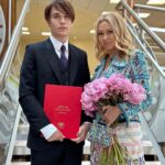 Yana Rudkovskaya Instagram - Сегодня потрясающий и важный день для нашей семьи. Мои двое старших сыновей закончили МГИМО . Коля с Красным Дипломом факультет Международного Бизнеса , А Андрей успешно факультет «Международные экономические отношения и международный институт энергетической политики и дипломатии». Горжусь и очень рада , что смогла вырастить таких прекрасных сыновей . Я прошла сложный путь, но сегодня я могу точно сказать, что боролась не зря ! Они сейчас - моя гордость и опора , а я их была опора все эти непростые годы ! Благодарю декана Факультета Международного Бизнеса - Владимира Владимировича Шаповалова за его трепетное отношение к студентам и за то , что он являлся ярким примером и мудрым наставником для ребят . Низкий поклон от всей нашей семьи. Ps Благодарю моих друзей @atelier_inspired - лучшее ателье в Москве и Юлечку @prokipyuliya , которые в невероятные кратчайшие сроки сшили костюмы для моих выпускников, как оказалось сейчас - это большая проблема , родители выпускников меня поймут . Сервис не уступает лучшим кутюрным мировым домам моды ! И об этом уже говорят все! Спасибо ❤️
