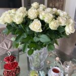 Yana Rudkovskaya Instagram - Доброе утро дома , в Подмосковье и #рубрикамоизавтраки с белыми розами и @diormaison 🐚🦀