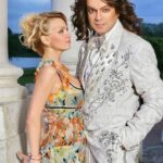 Yana Rudkovskaya Instagram - Удивительно , что 20 лет назад я носила эти вещи и весила 54-55 кг , как познакомились с Женей похудела до 50 кг . Сейчас вернулась в свой прежний вес и снова ношу эти вещи ( между прочим винтаж 20 летней давности на мне ) . Замечу , годы идут , размер тот же и бренды те же ) Итак , голосуем : Фото 1️⃣ и 4️⃣ , 2️⃣ и 3️⃣, где я с Филиппом @fkirkorov в Кусково 2007 г - Dolce & Gabbana образца 2002 Фото 5️⃣- Dior времён Гальяно -2002 Фото 6️⃣ Chanel 2002 А кто скажет ? Как будто вчера купила ) В идеальной сохранности ) Фиг где сейчас такие вещи найдешь , но а если найдешь , то только за такие деньги , что уже не захочешь купить точно ) Итак ! Выбираем лучший эксклюзивный винтаж : 1 ) Dolce & Gabbana и Филипп , 2) Dior времен Гальяно с показа 3) или оранжевый Chanel ?)) 😎😎😎