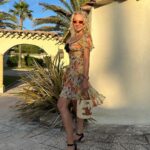 Yana Rudkovskaya Instagram - Удивительно , что 20 лет назад я носила эти вещи и весила 54-55 кг , как познакомились с Женей похудела до 50 кг . Сейчас вернулась в свой прежний вес и снова ношу эти вещи ( между прочим винтаж 20 летней давности на мне ) . Замечу , годы идут , размер тот же и бренды те же ) Итак , голосуем : Фото 1️⃣ и 4️⃣ , 2️⃣ и 3️⃣, где я с Филиппом @fkirkorov в Кусково 2007 г - Dolce & Gabbana образца 2002 Фото 5️⃣- Dior времён Гальяно -2002 Фото 6️⃣ Chanel 2002 А кто скажет ? Как будто вчера купила ) В идеальной сохранности ) Фиг где сейчас такие вещи найдешь , но а если найдешь , то только за такие деньги , что уже не захочешь купить точно ) Итак ! Выбираем лучший эксклюзивный винтаж : 1 ) Dolce & Gabbana и Филипп , 2) Dior времен Гальяно с показа 3) или оранжевый Chanel ?)) 😎😎😎