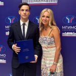 Yana Rudkovskaya Instagram - Сегодня потрясающий и важный день для нашей семьи. Мои двое старших сыновей закончили МГИМО . Коля с Красным Дипломом факультет Международного Бизнеса , А Андрей успешно факультет «Международные экономические отношения и международный институт энергетической политики и дипломатии». Горжусь и очень рада , что смогла вырастить таких прекрасных сыновей . Я прошла сложный путь, но сегодня я могу точно сказать, что боролась не зря ! Они сейчас - моя гордость и опора , а я их была опора все эти непростые годы ! Благодарю декана Факультета Международного Бизнеса - Владимира Владимировича Шаповалова за его трепетное отношение к студентам и за то , что он являлся ярким примером и мудрым наставником для ребят . Низкий поклон от всей нашей семьи. Ps Благодарю моих друзей @atelier_inspired - лучшее ателье в Москве и Юлечку @prokipyuliya , которые в невероятные кратчайшие сроки сшили костюмы для моих выпускников, как оказалось сейчас - это большая проблема , родители выпускников меня поймут . Сервис не уступает лучшим кутюрным мировым домам моды ! И об этом уже говорят все! Спасибо ❤️