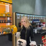 Yana Rudkovskaya Instagram - Приближается волшебное время дарить подарки самым любимым. А что может быть более желанным, чем вызвать восторг в любимых глазах, удивить и восхитить. Делюсь секретом, как выбрать подарок, способный пробудить теплые чувства и праздничные ассоциации. Вы знаете, что я давно и прочно влюблена в сеть парфюмерии и косметики РИВ ГОШ @rivegaucheru Здесь собрана протрясающая коллекцию самых модных, самых изысканных нишевых ароматов, которые просто не могут оставить равнодушным. Если вы хотите точно угадать с подарком, если вы хотите чтобы ваш подарок попал в самую точку, то вам только в Рив Гош @rivegaucheru А для тех, кому как и мне, порой сложно определиться с выбором, есть подарочные сертификаты. В РИВ ГОШ сертификат можно выбрать абсолютно на любую сумму. Я поздравляю вас с наступающими праздниками и, конечно, не могу оставить без подарка своих любимых подписчиков. Я дарю вам скидку 1000 рублей по промо коду SKAZKA на покупки в сети РИВ ГОШ от 3000 рублей с 22 декабря до 10 января. Создавайте чудесные воспоминания этой зимой! 🌲 ps ссылка на купон в моих сторис. РекламаООО "АромаЛюкс". ОРГН 1057810129266 erid: 2Ranykw7MeY
