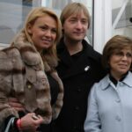 Yana Rudkovskaya Instagram - В этот день - 13 января мы встретились на Трафальгарской площади в рамках фестиваля «Русская Зима» в 2007 году в Лондоне , где Дима @bilanofficial выступал и был хедлайнером этого фестиваля , а Женя представлял стенд «Заявка Сочи 2014 г на проведение Олимпийских игр»! ! Еще никто не верил тогда , что в Сочи пройдут Олимпийские игры , а сейчас уже прошло 10 лет как эти игры прошли , и вот сейчас даже сложно поверить , что мы 1️⃣7️⃣ лет вместе - душа в душу и в горе и в радости вместе ! Сегодня и завтра у нас наши ледовые шоу в Баку ! Мы впервые с Женей в этом городе и впервые в истории здесь пройдут ледовые шоу! Что -то всегда происходит впервые ! ❤️ ps фото из нашего семейного архива , некоторые опубликованы впервые )