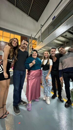 Yanet Garcia Instagram - Andamos filmando una película de @carlossantos.mx muy intensa y muy divertida! 
La podrán ver el próximo año en @cinepolismx! Y aquí estamos disfrutando al final del llamado 🤩🎬🎥