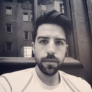 Yannick De Martino Instagram - Auto-portrait à Berlin pendant que mon ami faisait caca dans un café branché.