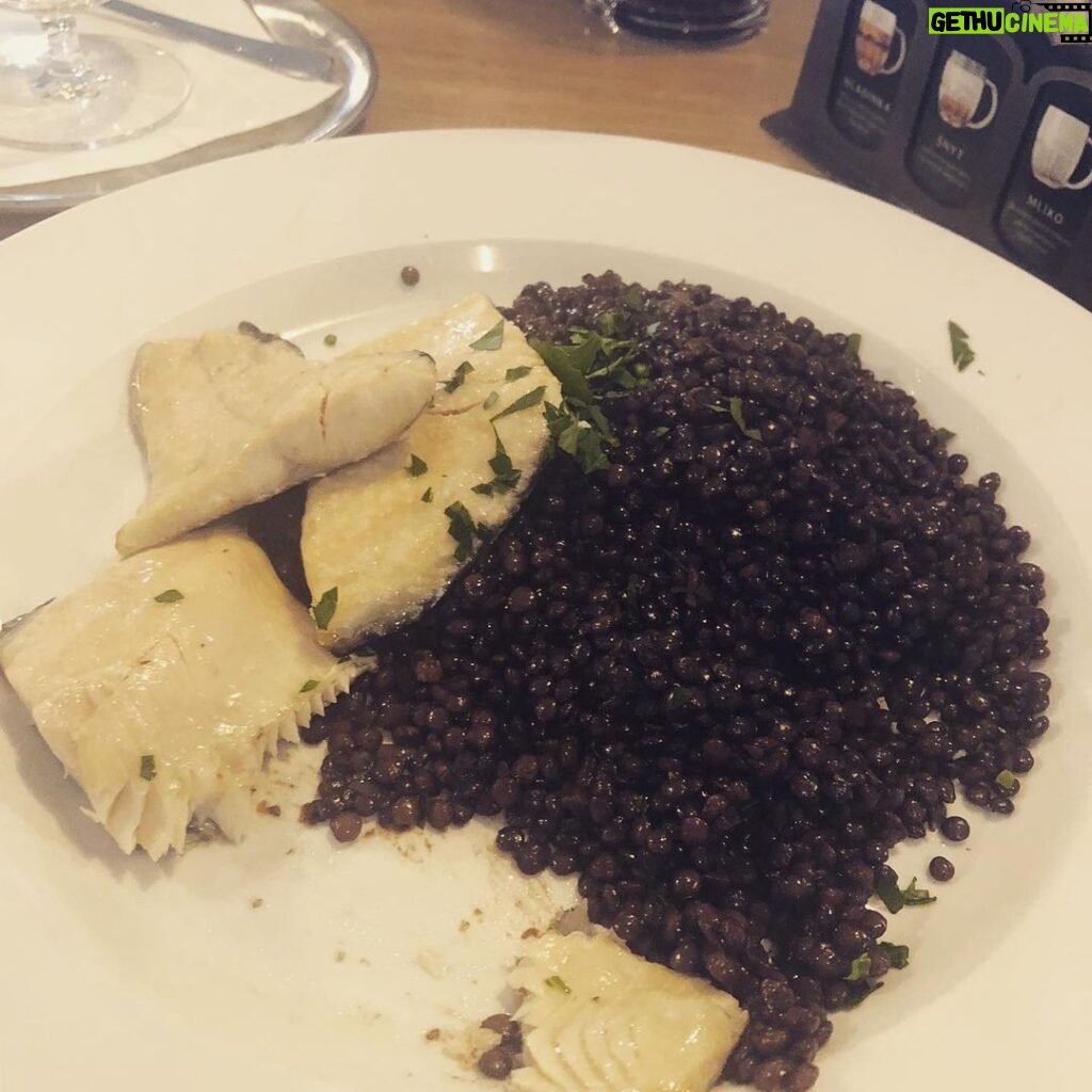 Yannick De Martino Instagram - Je viens de retrouver mes photos de soupers quand j’étais à Prague. Ça fait rêver. L’aiglefin avec les lentilles était particulièrement fade sinon j’ai sincèrement adoré la ville. Likez si vous voulez que mon contenu devienne principalement des images de nourriture pas sexy.