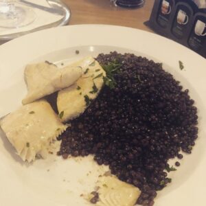 Yannick De Martino Instagram - Je viens de retrouver mes photos de soupers quand j’étais à Prague. Ça fait rêver. L’aiglefin avec les lentilles était particulièrement fade sinon j’ai sincèrement adoré la ville.

Likez si vous voulez que mon contenu devienne principalement des images de nourriture pas sexy.