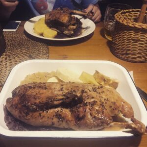 Yannick De Martino Instagram - Je viens de retrouver mes photos de soupers quand j’étais à Prague. Ça fait rêver. L’aiglefin avec les lentilles était particulièrement fade sinon j’ai sincèrement adoré la ville.

Likez si vous voulez que mon contenu devienne principalement des images de nourriture pas sexy.