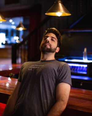 Yannick De Martino Instagram - Je me suis procuré ce chandail pour quand je fais de la luminothérapie dans les bars. #differentcommetoi @fondationverolouis