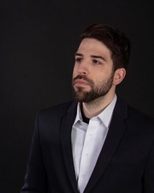Yannick De Martino Instagram - Quand tu t’habilles propre pour un événement mais tu réalises que tu t’es trompé de date et que c’était hier.