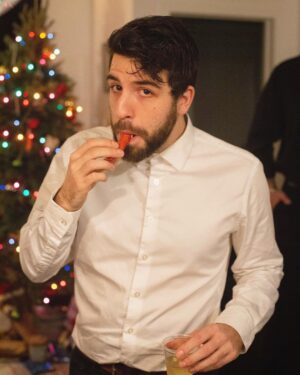 Yannick De Martino Instagram - Ohoh pris à manger un saucisson devant le sapin de noël.