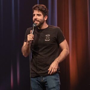 Yannick De Martino Instagram - Quand ma main gauche était indépendante et voulait aller voler mon porte-monnaie ... Chandail de @metaian #langshirt