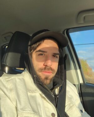 Yannick De Martino Instagram - Je fais un peu de route pour cogiter mais quand je reviens j’écris un verse en pensant à toi mon babe.