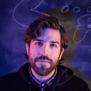 Yannick De Martino Instagram - Y'a deux questions que je reçois souvent et auxquelles j’aimerais enfin répondre; la première c’est : Connais-tu encore au moins un numéro de téléphone par cœur? Réponse : Oui. Le mien. 
Next ! Deuxième question : « Comment fait-on pour devenir humoriste? » 
Bon hmmmm. Je commencerais par vous conseiller peut-être d’attendre encore un petit peu avant de vous lancer… 
Je dirais la même chose à quelqu’un voulant devenir metteur en scène ou croupier. 
Sinon, pour vrai, je dirais simplement d’écouter le moins de conseils possibles puisque souvent les défauts une fois assumés deviennent les singularités charmantes d’un artiste. 

Sinon je voulais sincèrement remercier tous les gens qui sympathisent avec la difficulté que peuvent éprouver les artistes de la scène en ce moment. 
Pour ma part, j’ai la chance d’avoir un nouvel emploi. 
J’ai eu le choix dernièrement de travailler dans l’industrie du jeu vidéo ou bien de participer à Big Brother. 
J’ai choisi l’option qui n’allait pas capturer sur caméra ma difficulté à socialiser et m’intégrer à de nouveaux groupes. 
Je propose un petit lien (Pas petit dans le fond) pour toute personne intéressée aux métiers du secteur des technologies de l’information : https://www.emploisdavenir.gouv.qc.ca/liste-des-emplois/?secteur=technologie. 

Y’a quelques questions pour identifier son profil et s'orienter. Ça ressemble un peu à un quiz qui aurait dans le magazine « Cool », mais ça t’indique un métier tu pourrais pratiquer au lieu de te dire quel personnage de Gilmore Girls tu es. 
Je ne diminue pas l’impact que ça a sur la compréhension de soi savoir si tu es plus Rory, Logan ou Lorelai mais je dis juste que peut-être qu’au niveau professionnel c’est possible que ça t’aiguille un petit peu plus. 

Ps. Je suis conscient et reconnaissant de la chance que j’ai eue d’avoir pu me réorienter. J’ai une pensée pour tous ceux et celles pour qui c’est anxiogène en ce moment l’aspect travail… Et ce tant sur le plan monétaire que de l’estime personnel. Je souhaite le meilleur à tous. Mis à part Laurent Duvernay pour qui ça va déjà bien avec ses 14 jobs et ses nombreux bols en bois.
