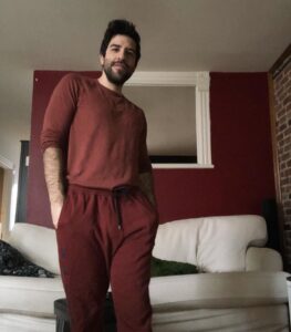 Yannick De Martino Instagram - Je deviens jour après jour la meilleure version de moi-même. Rouge c’est la passion, rouge le fashion. (Prononcer « fashion » avec un accent français pour que ça rime.) #affranchi #mode #nuancesderouge #50shadesofRed