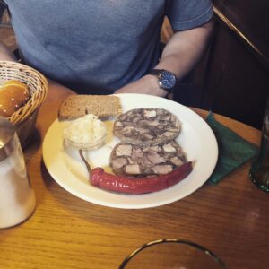 Yannick De Martino Instagram - Je viens de retrouver mes photos de soupers quand j’étais à Prague. Ça fait rêver. L’aiglefin avec les lentilles était particulièrement fade sinon j’ai sincèrement adoré la ville.

Likez si vous voulez que mon contenu devienne principalement des images de nourriture pas sexy.