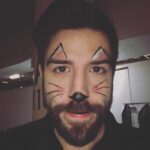 Yannick De Martino Instagram – Vous voulez la vérité !? D’accord ! J’utilise des cosmétiques en permanence parce que mes taches de naissance dans le visage ressemble à un maquillage de chat. Me voici au naturel. 
#nomakeupday