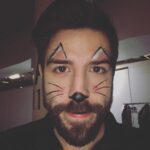 Yannick De Martino Instagram - Vous voulez la vérité !? D’accord ! J’utilise des cosmétiques en permanence parce que mes taches de naissance dans le visage ressemble à un maquillage de chat. Me voici au naturel. #nomakeupday