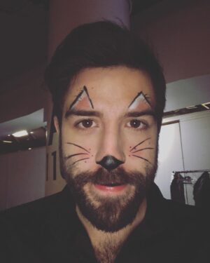 Yannick De Martino Instagram - Vous voulez la vérité !? D’accord ! J’utilise des cosmétiques en permanence parce que mes taches de naissance dans le visage ressemble à un maquillage de chat. Me voici au naturel. 
#nomakeupday