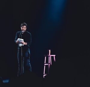 Yannick De Martino Instagram - Savez-vous c’est quoi la différence entre mon spectacle et celui des autres? 
Celui des autres ce n’est pas moi qui est sur scène pendant. 
Ce n’est pas une blague mais un fait, pour les blagues voici le lien vers les billets : yannickdemartino.com