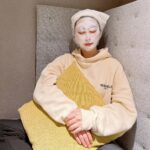 Yao Mi Instagram - 這輩子我覺得醫美最值得的課程之一 就是 #鉑金級雙皮秒 感謝 #孫克嘉醫師 解決我膚色暗沈問題 還有處理我平時愛曬太陽出現的曬斑 讓我素顏時充滿自信 就算是去旅遊輕鬆打個底效率出門 愛怎麼拍就怎麼拍🥰 每一次來到 #璞之妍 令人感受安心 裝潢環境十分舒適 屬於自己的休息區域 專業的顧問也是一對一服務 友人陪同我一起來 她讚嘆我打完後臉部完全無泛紅！（但這是我個人啦） 因為璞之研採用的是複合式皮秒 探索皮秒以及處理泛紅敏感的彩衝光 而友人說過去她在其他診所的經驗 是全臉紅腫並且有灼熱感🥲 而我每一次打完雙皮秒 最期待就是隔天睡醒 一照鏡子會明顯感受到皮膚亮了好幾階！！！ 一個月之後看到細緻的肌膚 會很感謝自己的選擇😚😚😚 想打雙皮秒 預約璞之妍 @essenangeloclinic @essenangelo_aquahair 🔺圖2敷麻藥·圖3雙皮秒後塗抹藥膏 🔺圖4敷面膜保濕 · 圖5冰敷鎮定肌膚 最後祝大家2024年都龍光煥發啊啊啊🐲 #2024yaomi #鉑金蜂巢皮秒 #客製化皮秒 #複合式治療 #璞之妍 #essenangelo #一對一諮詢 璞之妍 Essenangelo