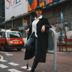 Yao Mi Instagram - 因為疫情時隔4年的香港 雖然我的青春記憶 好多喜歡的店面、餐廳消失了… 但每一處街角依然充滿驚喜♥️ 跟我的充電寶創造新的回憶 @yyyrrr414 @sunyanen_ 開心見到我棟哥 還幫我們留下了回憶美照📷 @liveforlive #2024Yaomi #hongkong Hong Kong