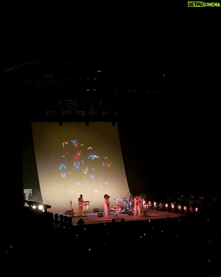 Yasamin Jasem Instagram - Been covering their songs for years but this is the first chance i’ve gotten to see them live in person. A magical performance to say the least! And to also have @bekaontoast come and sing with you was the cherry on top. Thank you for visiting 🇮🇩 so frequently and for all the beautiful music you’ve given us. Shout out to @yasaminjasem sudah mau nemenin ke BMan ku nonton @hellohonne 🧡 Beach City International Stadium