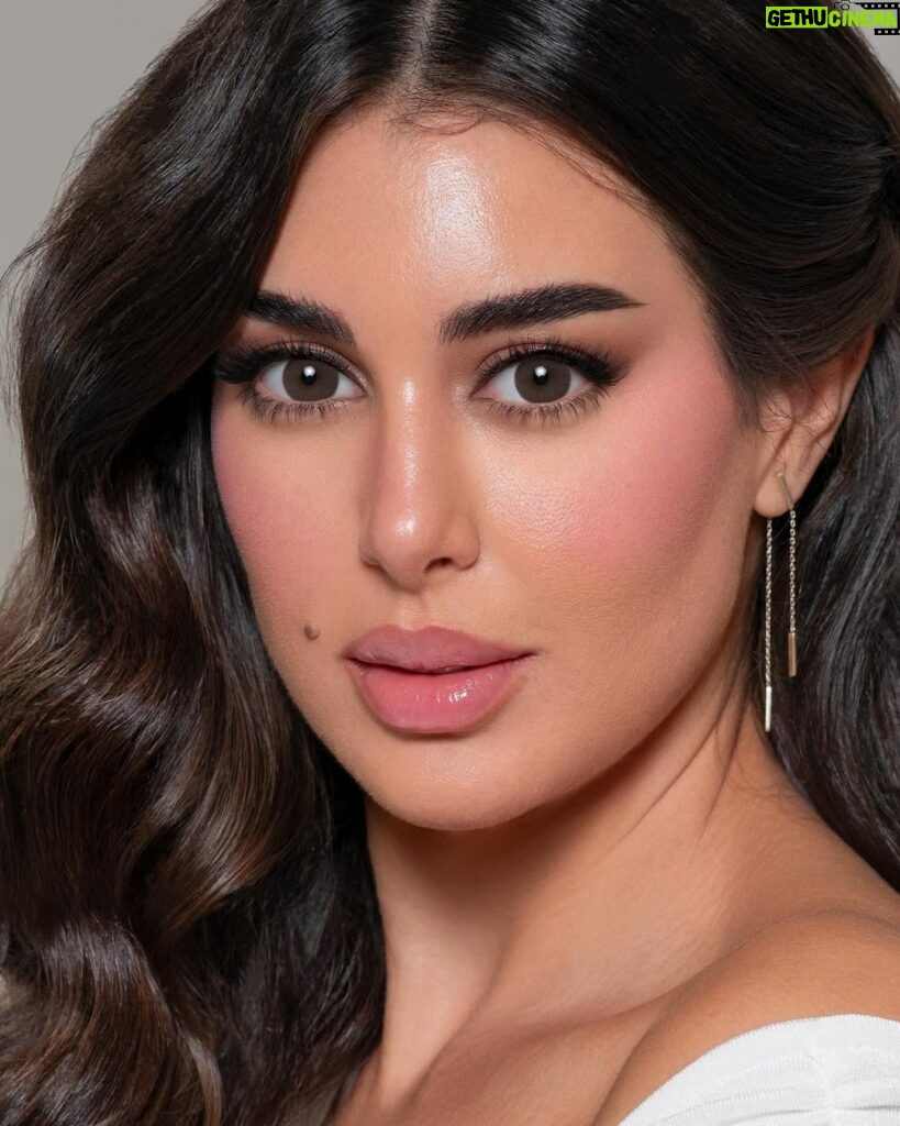 Yasmin Sabri Instagram - Beautiful S T O N E Colour 💕 from @calalenses Makeup @nora1352 💕 Hair @ahmed__mounir