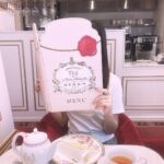 Yasuda Momone Instagram - 姫になれるカフェみつけた💫🎀 ティアラ持ってけばよかった！！ ティーカップもポットもデザインかわいすぎる💞💞 . . . #frenchgirly #girly #フレンチガーリー #pink #ピンク加工 #girlyfashion #girl #ガーリー #tokyo #東京カフェ #日比谷カフェ #mieyamieya
