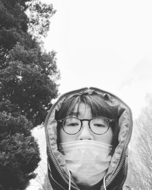 Yasuko Mitsuura Instagram - ヘトヘトになった学校帰り、雹（ひょう）が降ってきた。痛い。白いつぶつぶ見えるかしら？
痛い。