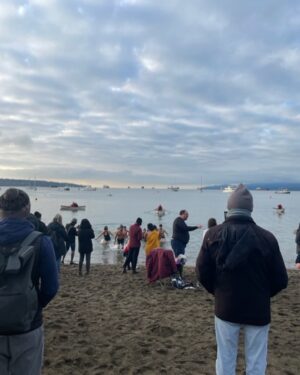 Yasuko Mitsuura Instagram - 正月にPolar bear swim という寒中水泳イベントがあるのですが、友人家族と勢いで、今年はあったかいから、なんて、つい、やってきました。一度冷えると風呂程度じゃ温まらない年頃です。やばい。