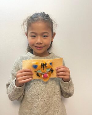 Yasuko Mitsuura Instagram - 手芸　子供部
お題　虎とお花
カナダの子供は、ヤスコさーん、ヤスコさーん、と言いながら、私に登ろうとします。可愛いです。人気者です。