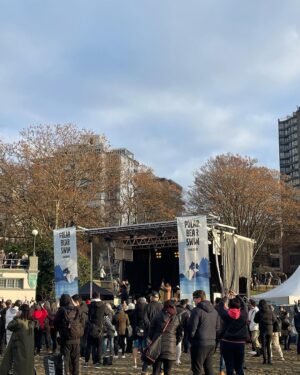 Yasuko Mitsuura Instagram - 正月にPolar bear swim という寒中水泳イベントがあるのですが、友人家族と勢いで、今年はあったかいから、なんて、つい、やってきました。一度冷えると風呂程度じゃ温まらない年頃です。やばい。