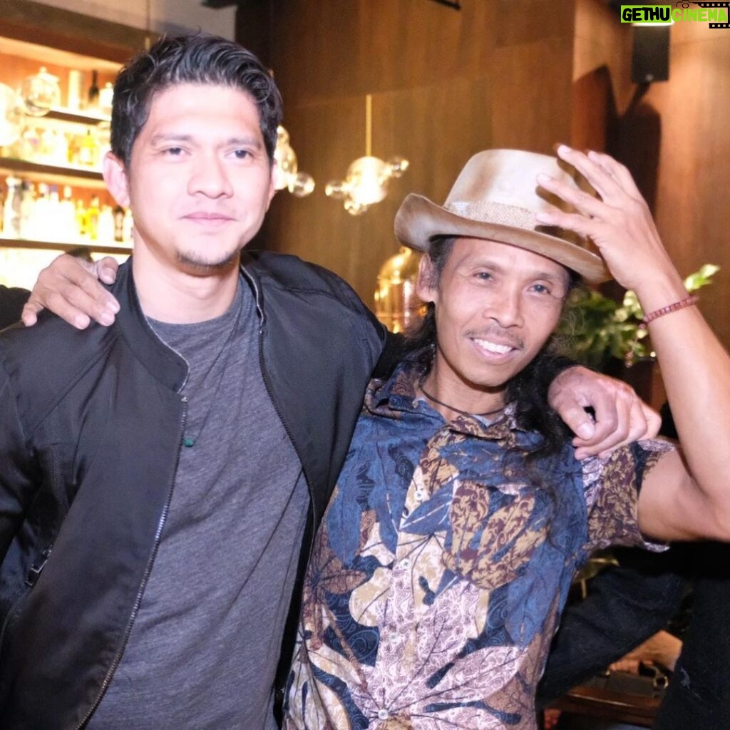 Yayan Ruhian Instagram - Alhamdulillah Kemeriahan malam yg penuh Berkah mempertemukan kami yg entah berapa lama ta pernah bersua Dengan prestasi selangit tapi Kamu tetap Membumi Selamat Panjang Umur Jagoan @iko.uwais Do’a terbaik pastinya dari semua yg hadir di syukuran Ulang Tahun Mu Bidikan @bahasa_hanief & jepretan @dzikrisukma #birthday #greget