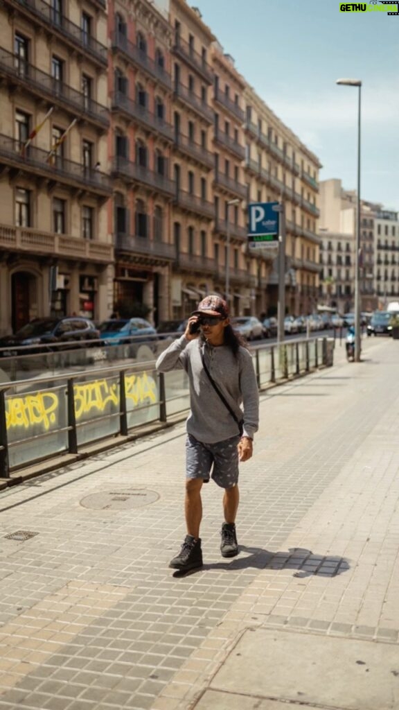 Yayan Ruhian Instagram - Sesi sekarang kita street photography dulu, gak ada adegan berantem nya ya. #greget #itutajam #streetphotography Barcelona, Spain