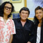 Yayan Ruhian Instagram - Sebuah kehormatan bagi kami mendapat undangan untuk berbincang dengan Legenda Indonesia, Bang Haji @rhoma_official Terimakasih. Nantikan di Youtube #BisikanRhoma #Greget #ItuTajam #BahasaHanief #fujixh1 #fujinon56mm