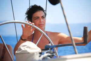 Yeşim Büber Instagram - Dümen tutmak ciddi bir iştir. 😂#sailing