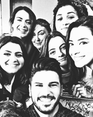 Yeşim Büber Instagram - Son günlerimiz... @tsayisman @birsen_durulu @sibelsismn @_hlalklc @hilaltba @itsmelifff #siyahincidizisi #siyahinci