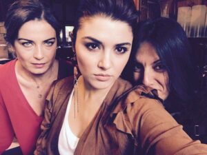 Yeşim Büber Instagram - Neee! Biri bugün Pazar mı dedi?
@benalce  @handemiyy #siyahincidizisi  #siyahinci